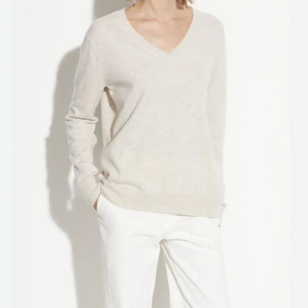 Vince Cashmere Weekend V-Neck Sweater in cream , Size L - Picture 2 of 8